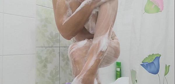  Frothy caresse in the shower.